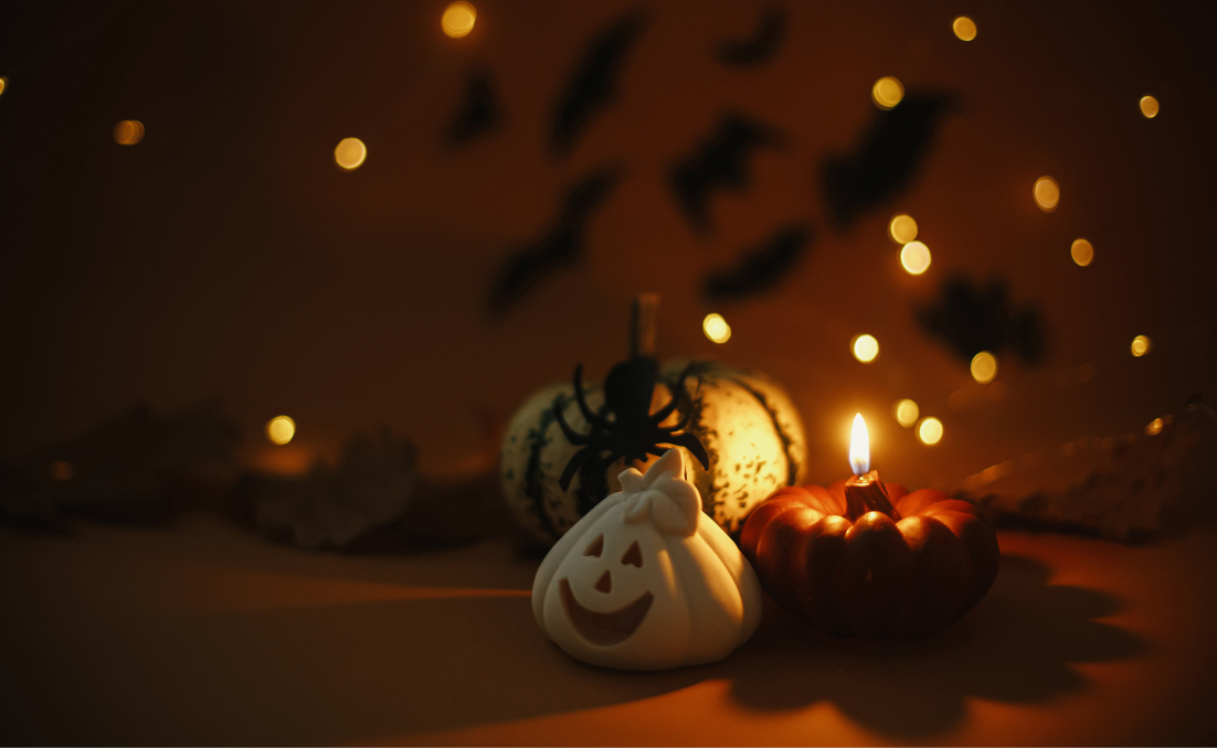 Abóboras de halloween com decoração de luzes e morcegos