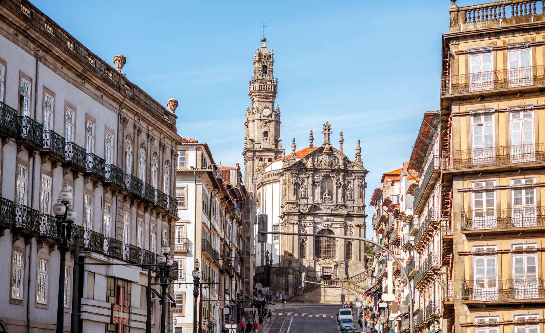 Vista da Torre dos Clérigos e igreja ao longo de rua no centro do Porto