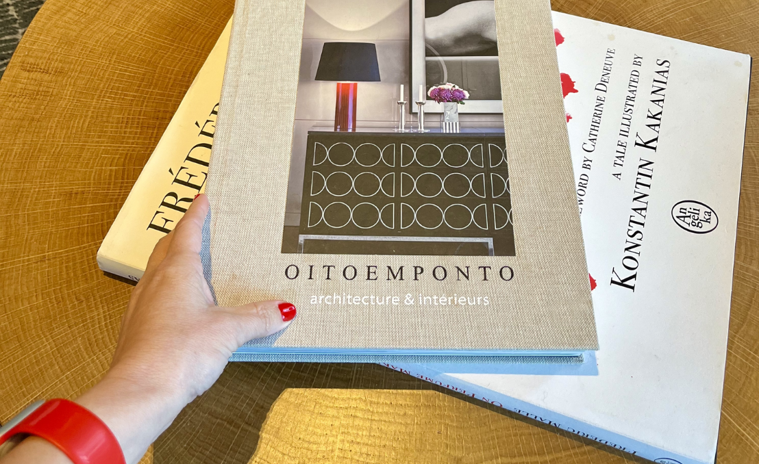 Libro de diseño de interiores de OITOEMPONTO sobre una mesa