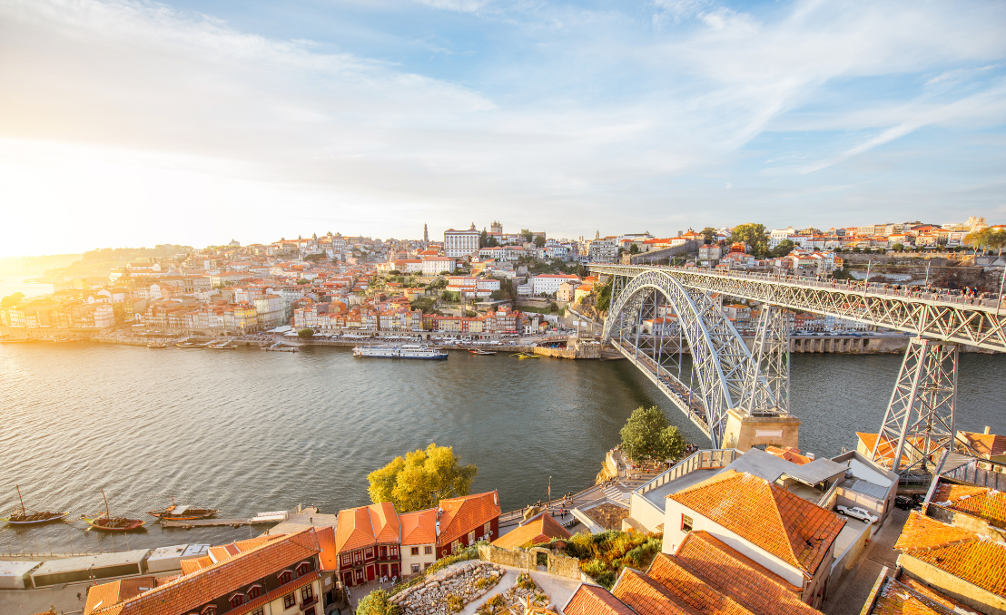 Vista de Oporto con el río Duero y el puente Dom Luís I en un día de verano