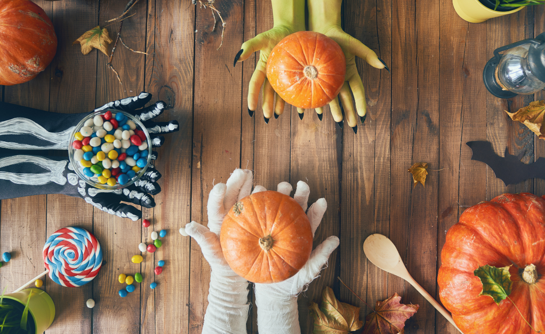 Abóboras, doces e decorações de Halloween sobre uma mesa