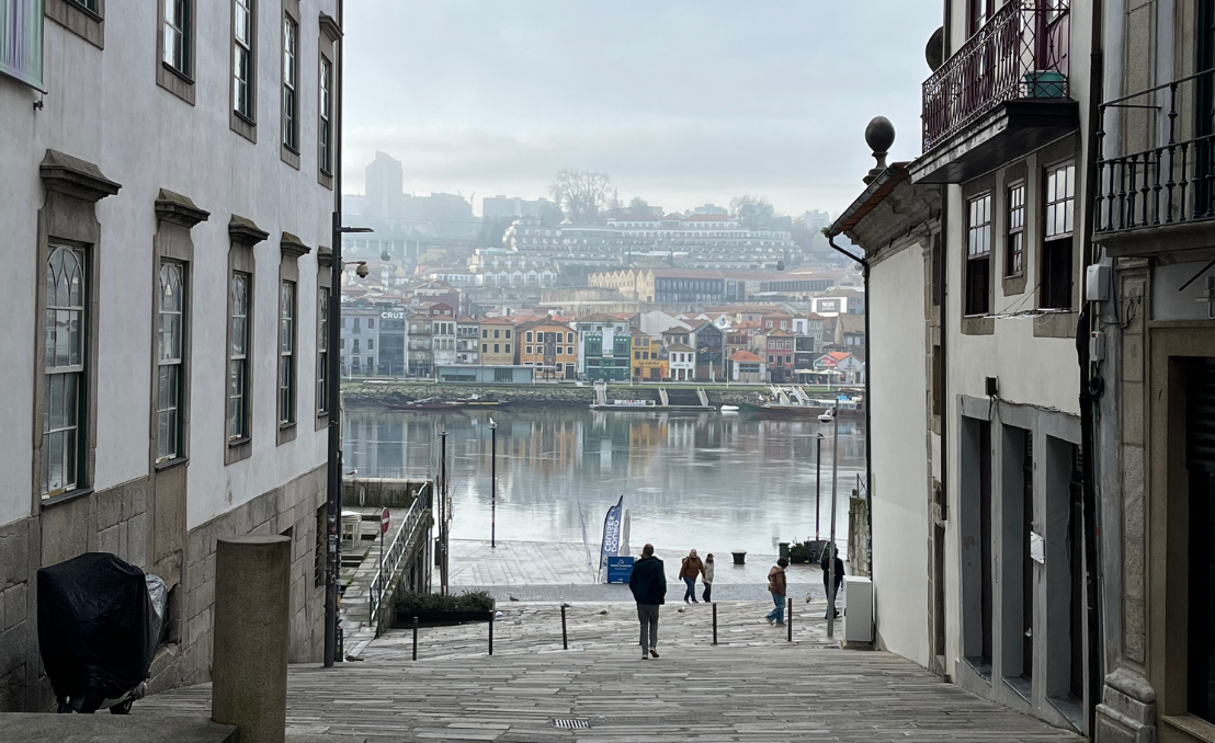 Rua do Porto num dia de inverno com vista para o rio Douro e Vila Nova de Gaia